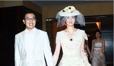 曾四登春晚洋相百出,與丈夫認識90分鐘就結婚,後37歲仍美如當初