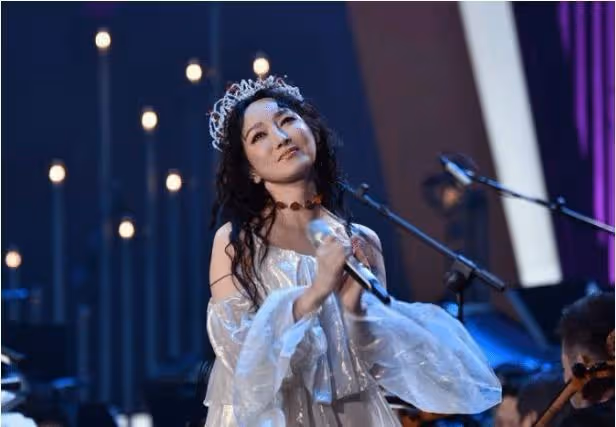 曾四登春晚洋相百出,與丈夫認識90分鐘就結婚,後37歲仍美如當初