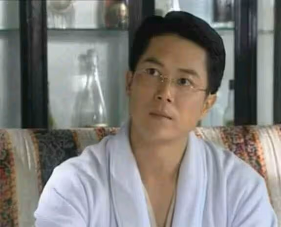 最帥反派,現47歲只能靠藥物維持生活,四個孩子都不是親生的