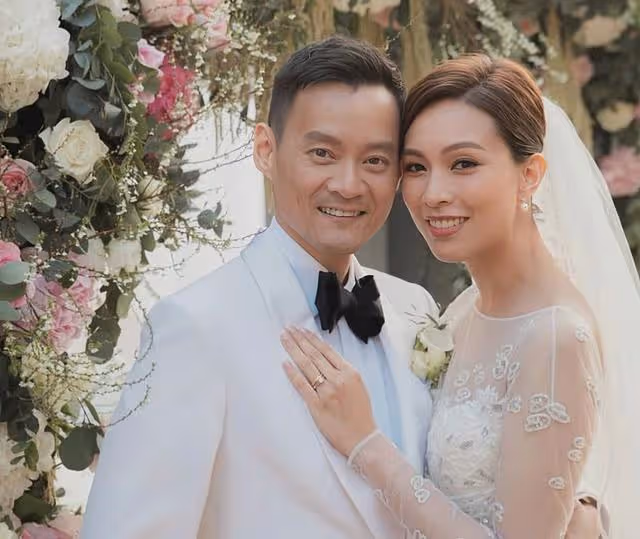 恭喜!香港著名女星結婚一周年補辦中式婚禮,全程直播激動到飆淚