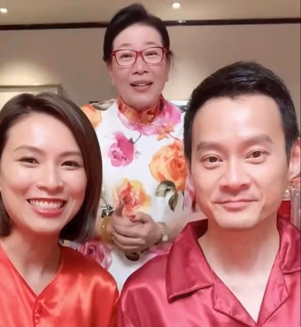 恭喜!香港著名女星結婚一周年補辦中式婚禮,全程直播激動到飆淚