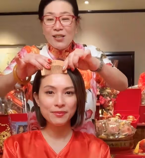 恭喜!香港著名女星結婚一周年補辦中式婚禮,全程直播激動到飆淚