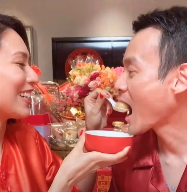 恭喜!香港著名女星結婚一周年補辦中式婚禮,全程直播激動到飆淚