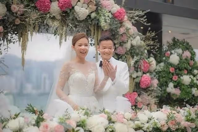 恭喜!香港著名女星結婚一周年補辦中式婚禮,全程直播激動到飆淚