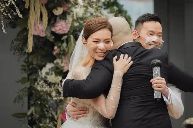 恭喜!香港著名女星結婚一周年補辦中式婚禮,全程直播激動到飆淚