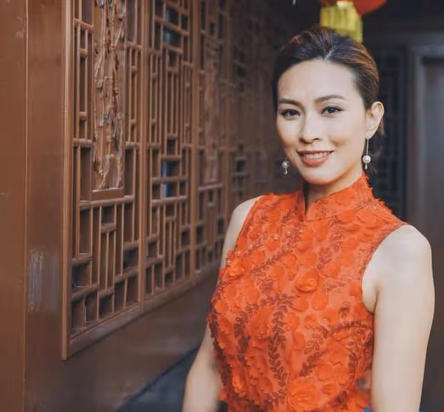 恭喜!香港著名女星結婚一周年補辦中式婚禮,全程直播激動到飆淚
