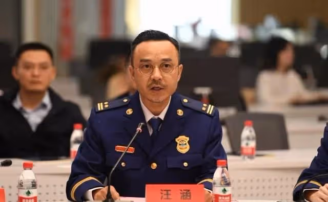 同樣是湖南衛視主持人,把何炅和汪涵放一起對比,差別就很明顯了