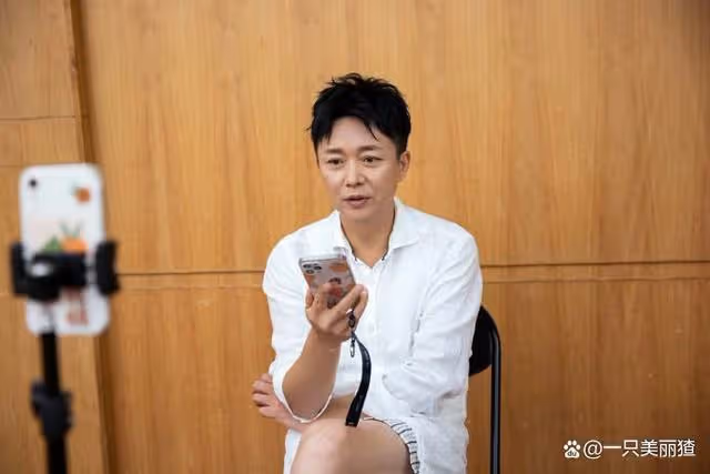 劉奕君兒女合影曝光，相差14歲，兄妹感情真好！