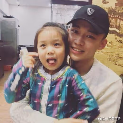 劉奕君兒女合影曝光，相差14歲，兄妹感情真好！