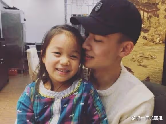 劉奕君兒女合影曝光，相差14歲，兄妹感情真好！