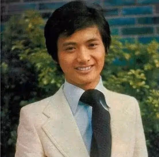 無法重拍的瞬間:25歲的李小龍,喝汽水的林黛玉,偷望張國榮的日本女星