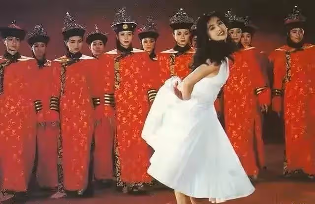 無法重拍的瞬間:25歲的李小龍,喝汽水的林黛玉,偷望張國榮的日本女星