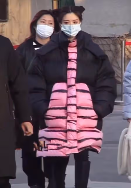 33歲毛曉彤與24歲關曉彤撞衫,一個被嘲是小矮人,一個被誇腿長