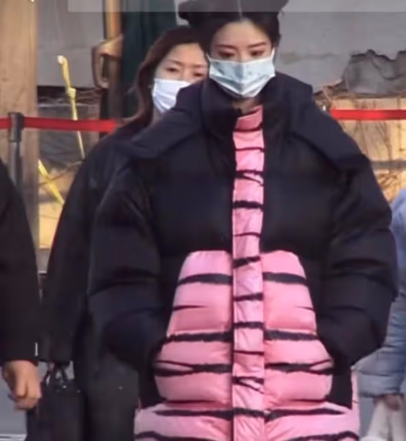 33歲毛曉彤與24歲關曉彤撞衫,一個被嘲是小矮人,一個被誇腿長