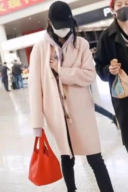 33歲毛曉彤與24歲關曉彤撞衫,一個被嘲是小矮人,一個被誇腿長