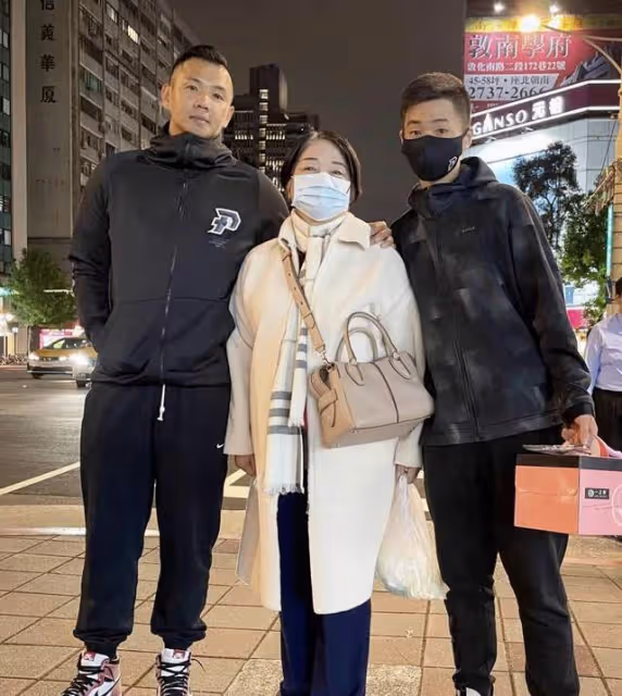 陳建州自曝70歲母親得乳腺癌,多次化療頭髮掉光,滿臉憔悴仍樂觀
