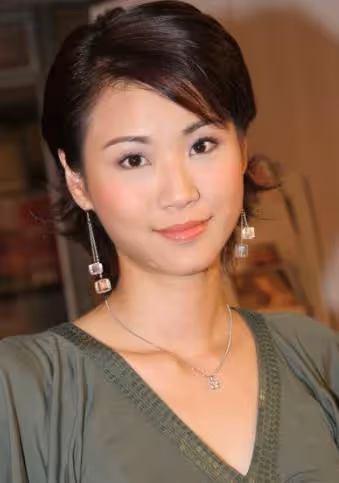 她是最慘港姐,14歲親媽上吊,結婚2年成寡婦,今45歲精神失常