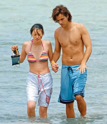 她是最慘港姐,14歲親媽上吊,結婚2年成寡婦,今45歲精神失常