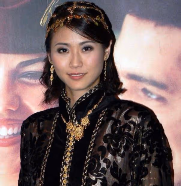 她是最慘港姐,14歲親媽上吊,結婚2年成寡婦,今45歲精神失常