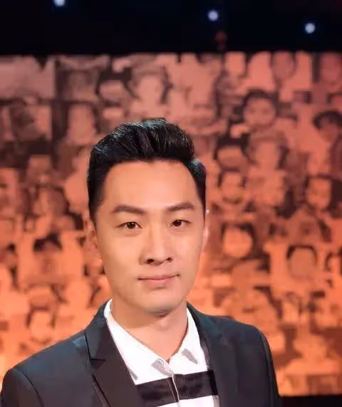 曾經的北大才子，如今是觀眾心中的「暖男」主持人……