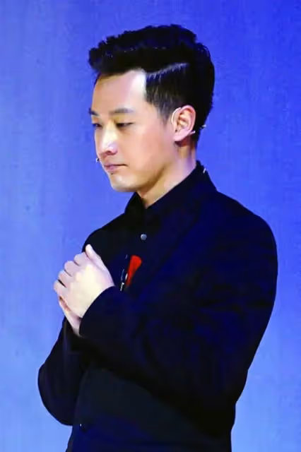 曾經的北大才子,如今是觀眾心中的「暖男」主持人……