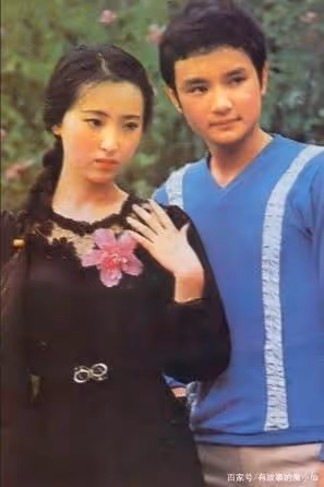 23歲爆紅,娶18歲初戀,結婚27年,歐陽奮強如今怎樣了?
