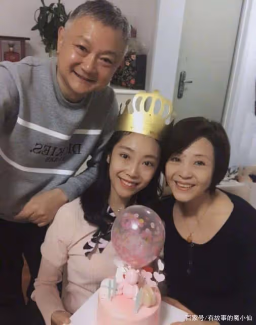 23歲爆紅,娶18歲初戀,結婚27年,歐陽奮強如今怎樣了?
