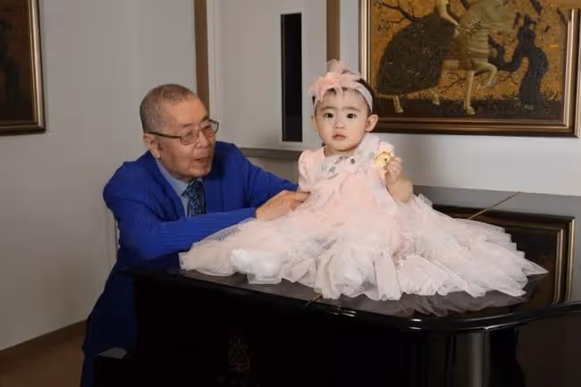 83歲劉詩昆一家同框,否認給1歲愛女留4億基金,坦言還會再生2個