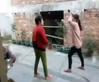 婆婆逼我下跪道歉,我同意並且通知所有親戚到場,道歉時婆婆蒙了