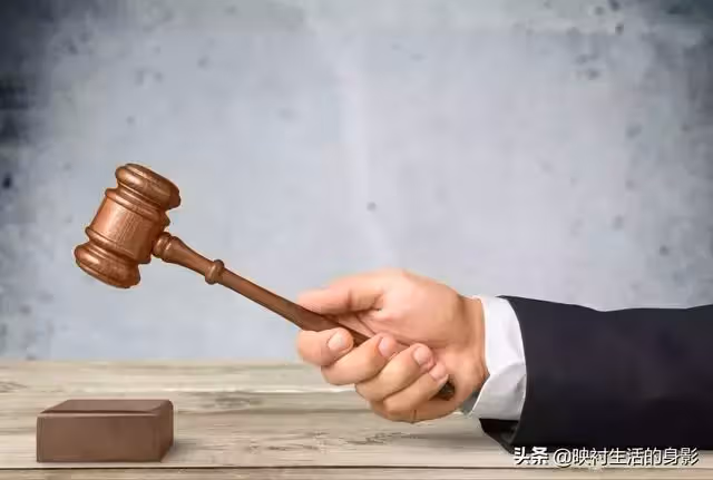 父親離世後留下了三套房，女兒想繼承財產時，卻遭到了親戚的拒絕