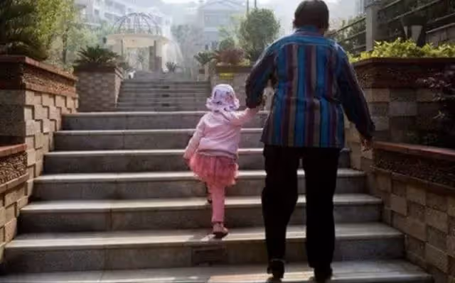 「奶奶又來假裝帶娃了」,5歲孫子的一句話,讓奶奶羞愧難當