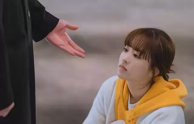 妹妹不顧公婆反對幫我養未婚生的女兒,12年後,我送套房子給她