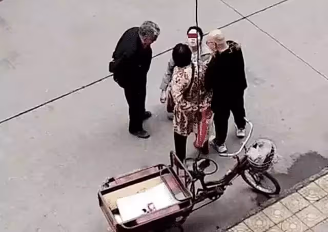 「別買了,行不行?」女兒當街向母親下跪嚎哭,老人卻無動於衷