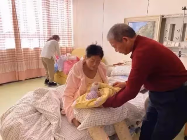 「我養弟弟,誰來養我兒子?」大女兒的質問,換來父母無情嘲諷