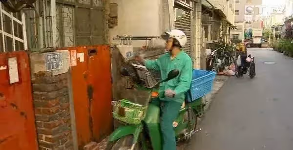 80歲阿嫲拿打火機收掛號信,郵差直覺有異「離開2公里又折返」衝進屋一幕傻了:救了一條命
