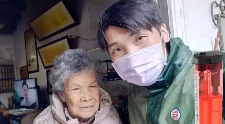 80歲阿嫲拿打火機收掛號信,郵差直覺有異「離開2公里又折返」衝進屋一幕傻了:救了一條命