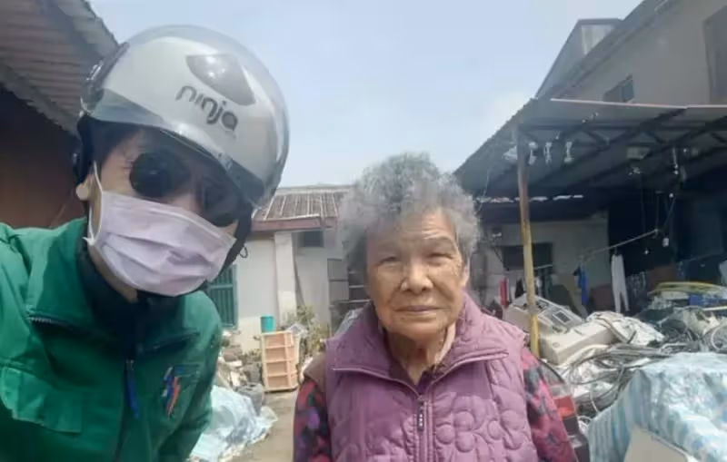 80歲阿嫲拿打火機收掛號信，郵差直覺有異「離開2公里又折返」衝進屋一幕傻了：救了一條命