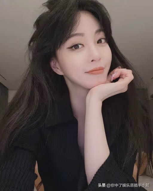 女星韓藝瑟直播大秀事業線,應粉絲要求大展胸前紋身引爭議
