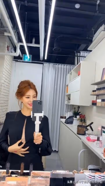 女星韓藝瑟直播大秀事業線,應粉絲要求大展胸前紋身引爭議