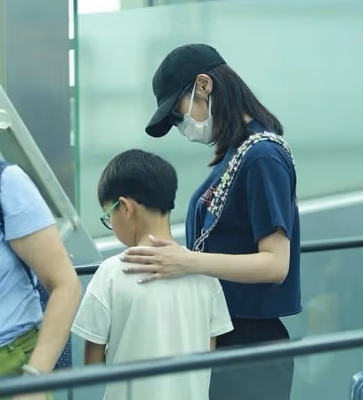 白百何大兒子長大了!元寶身高1米7首超媽,母子牽手同框像姐弟
