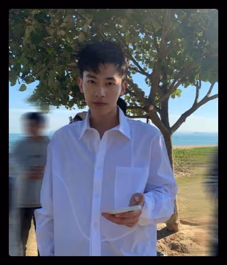 27歲男星隨地扔菸頭,姿勢熟練似老煙槍,被批沒素質與台前差距大