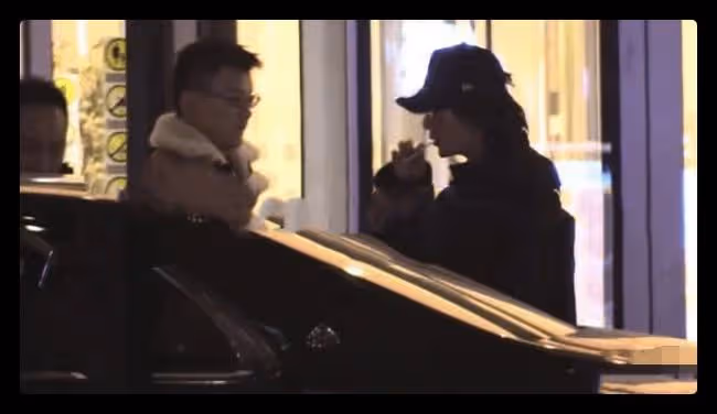 27歲男星隨地扔菸頭,姿勢熟練似老煙槍,被批沒素質與台前差距大