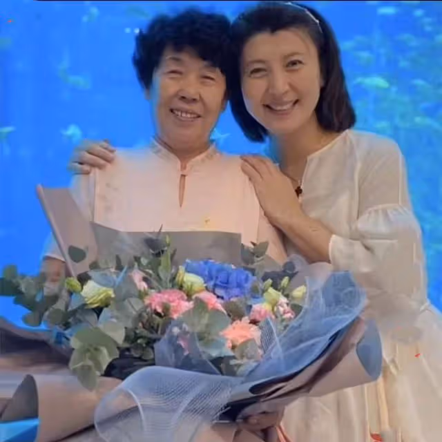 閆學晶51歲生日排場大!戴3萬元項鍊頭插紅花,與母親合照似姐妹