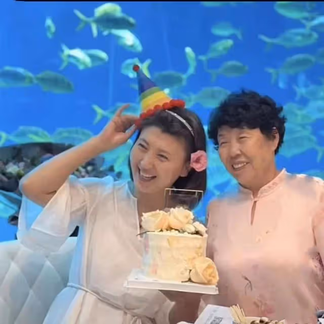 閆學晶51歲生日排場大!戴3萬元項鍊頭插紅花,與母親合照似姐妹