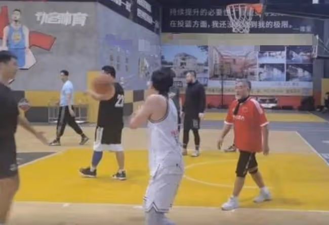 64歲元彪與梁家仁聚會，喝到滿臉通紅太盡興，住億元豪宅生活富貴