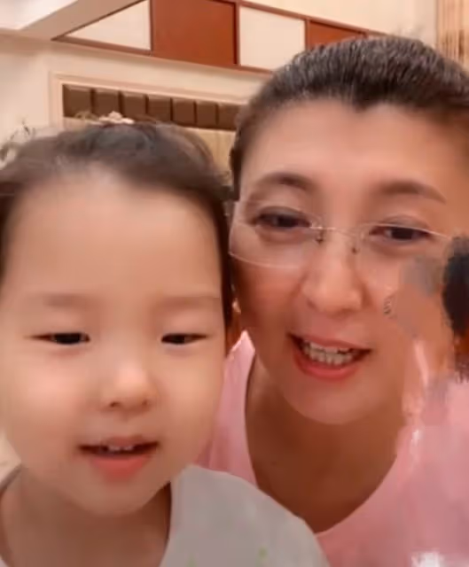 閆學晶51歲生日排場大!戴3萬元項鍊頭插紅花,與母親合照似姐妹