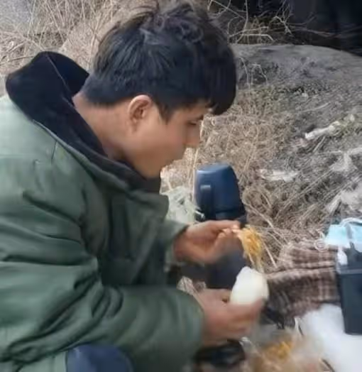 星光大道劉曉東住橋洞,開直播要禮物,自曝剛做頭髮偶爾會開房間