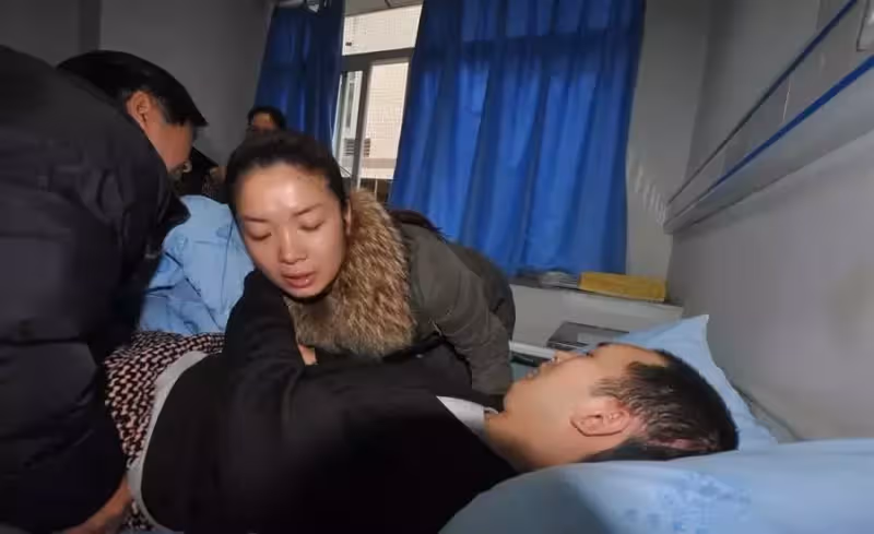 弟弟意外患重病,姐姐忍痛與待嫁男友分手,毅然辭職連夜趕回照顧,一天兼職三份工:回家已是淩晨一點