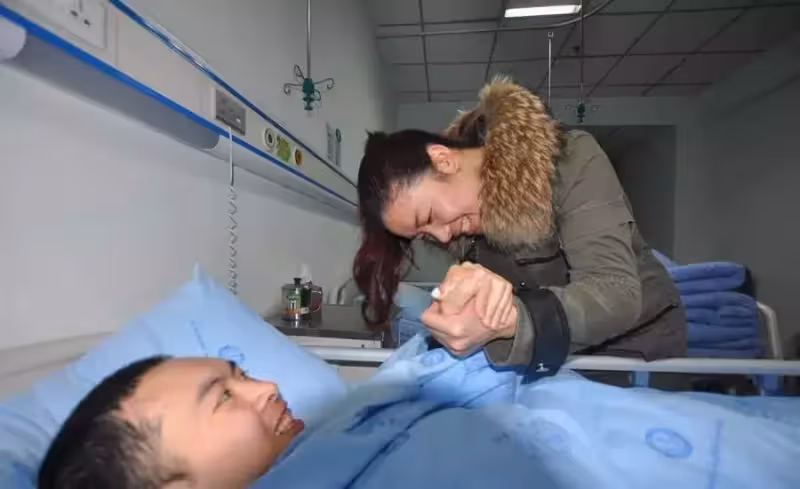 弟弟意外患重病,姐姐忍痛與待嫁男友分手,毅然辭職連夜趕回照顧,一天兼職三份工:回家已是淩晨一點