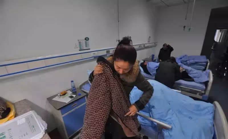 弟弟意外患重病,姐姐忍痛與待嫁男友分手,毅然辭職連夜趕回照顧,一天兼職三份工:回家已是淩晨一點